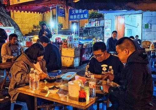 路边吃瓜观众图片,围观群众共享“吃瓜”乐趣