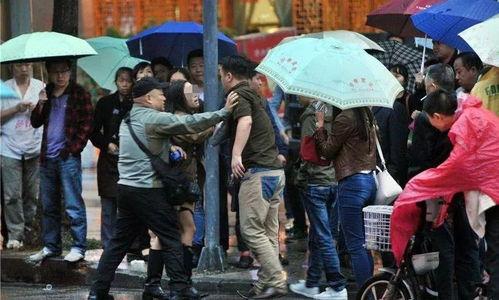 大街男女吃瓜事件,揭秘街头热议背后的真相